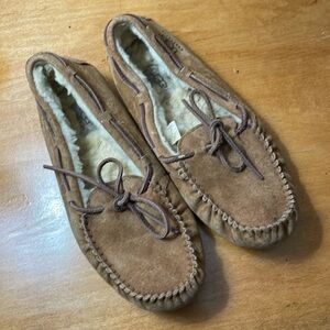 UGG Women's tan Dakota Slipper. Size 8